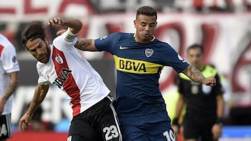 Edwin Cardona y Leonardo Ponzio en la disputa del bal&oacute;n en el cl&aacute;sico River Plate vs Boca Juniors por Superliga Argentina.