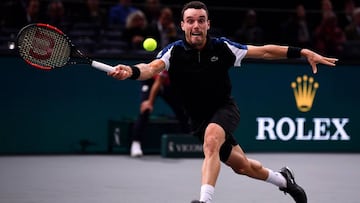 Roberto Bautista devuelve una bola ante Steve Johnson en el Rolex Paris Masters.