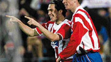 <b>FELICES</b>. Luis García, felicitado por Fernando Torres, no puede ocultar su alegría después del gol que abría un marcador muy complicado.