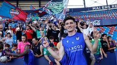 Pepelu posa con varios aficionados del Levante en el entrenamiento de ayer en el Ciutat.