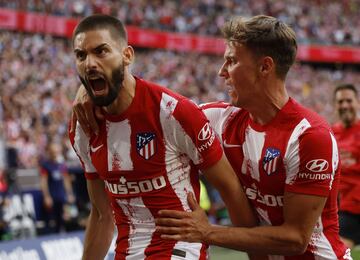 Carrasco celebra con Llorente el 2-1 al Espanyol. 