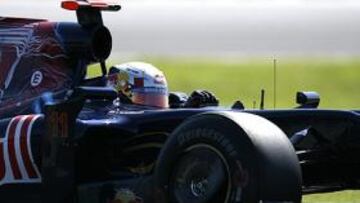 El británico Lewis Hamilton (McLaren-Mercedes), actual campeón del mundo, ha marcado el mejor tiempo en la segunda sesión de entrenamientos libres para el Gran Premio de Hungría de Fórmula Uno, mientras que los español Fernando Alonso (Renault) ha sido undécimo y Jaime Alguersuari (Toro Rosso), último.