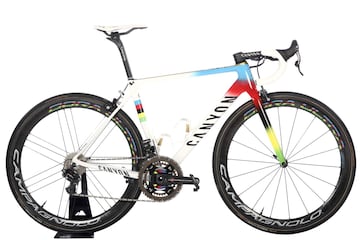 La cinta y tapas Lizard Skins han adquirido igualmente el color blanco predominante en la bicicleta de Valverde.