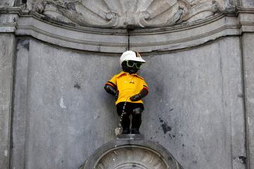 Estatua típica de la ciudad belga (Manneken Pis) vestida con el maillot amarillo del Tour de Francia. 