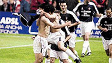 <B>EN SAN MAMÉS.</b> Osasuna selló su permanencia en la 01-02 en Bilbao.