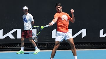Carlos Alcaraz, con Samuel Lopez durante un entrenamiento en el Open de Australia.