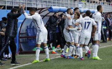 Los jugadores celebran el 0-1 de Benzema.