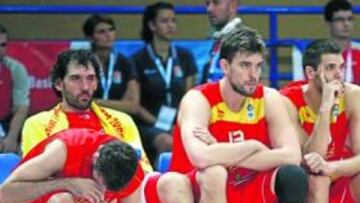 <b>FRUSTRADOS. </b>Rudy, Garbajosa, Marc Gasol, Reyes, Cabezas y Raúl López, con cara de pocos amigos, tras la derrota ante Serbia en el primer partido del Eurobasket.