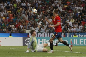 2-0. Dani Olmo marc車 el segundo gol en un mano a mano con Alexander N邦bel.