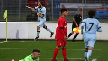 Alberto Salido celebra el primer gol del Atl&eacute;tico juvenil al Leverkusen.