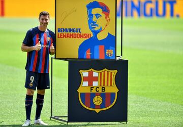 El delantero polaco ha sido presentado en el Camp Nou como nuevo jugador del Fútbol Club Barcelona.