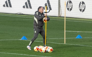 Luis Llopis, entrenador de porteros del primer equipo, durante el entrenamiento del Real Madrid.