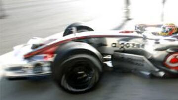 <strong>MARCANDO TERRITORIO.</strong> El piloto inglés ha demostrado que no ha perdido el ritmo de competición.