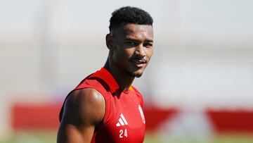 Loïc Williams, durante un entrenamiento del Granada.