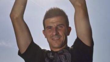 <b>APUNTA ALTO. </b>El guardameta Javi Varas posa para AS en la Ciudad Deportiva sevillista.