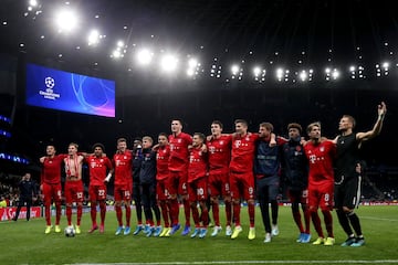 LONDON, ENGLAND - OCTOBER 01: Bayern Muenchen  players celebrate the win during the UEFA Champions League group B match between Tottenham Hotspur and Bayern Muenchen at Tottenham Hotspur Stadium on October 1, 2019 in London, United Kingdom. 