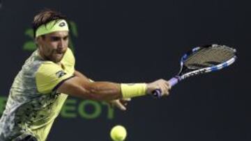 David Ferrer devuelve una bola ante Lucas Pouille durante el encuentro de tercera ronda del Masters 1.000 de Miami.