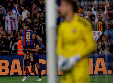 Jordi Alba levanta a Pedri celebrando el tanto del lateral catalán.