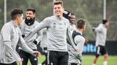 Jos&eacute; Font&aacute;n realiza ejercicios de calentamiento durante un entrenamiento del Celta. 