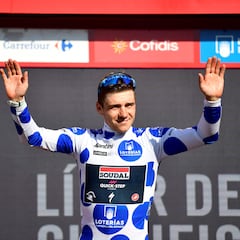 Evenepoel, experto en cimas inéditas, conquista ‘la montaña’