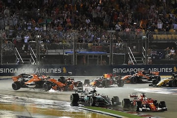 Accidentada salida en Singapur con un accidente entre los Ferrari y Verstappen que también acabó con la que podía haber sido la mejor carrera de Alonso. 
