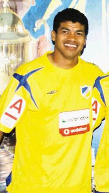 Por si esto no fuera suficiente, para la temporada 2006-07 se fue a Chipre para jugar con el Apoel Nicosia.