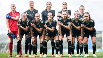 Las jugadoras del Real Madrid posan para la foto del once inicial tapándose el parche de la competición en una reivindicación por el convenio.