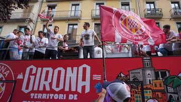 GIRONA, 26/05/2024.- El entrenador del Girona Miguel Ángel Sánchez y los jugadores celebran con la afición su entrada a la Champions. EFE/David Borrat
