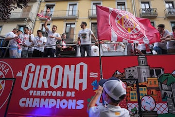 Stuani, Míchel y el resto de la plantilla, sobre el autocar en que celebraron el pase a la Champions.
