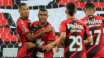 Cuatro positivos de COVID-19 en Atl&eacute;tico Paranaense antes del duelo contra Pe&ntilde;arol