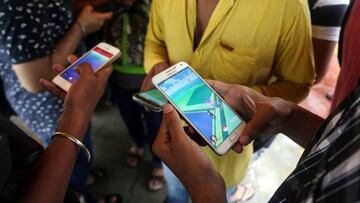 . Mumbai (India), 31/07/2016.- Indian Pokemon Go game enthusiasts trying to catch a Pokemon character after locating it, during rain shower in Vashi area of New Bombay, on the outskirts of Mumbai, India, 31 July 2016. According to media reports, the launch of Pokemon Go is due in India as the game&#039;s developers are trying to find ways to make the server stable to release it. But although the game has not yet been officially launched there, many people have found ways to download the game through the Internet. The game that uses GPS to locate the smartphone&#039;s location, has gained a huge popularity among smartphone users and added to the value of Nintendo that partly owns the franchise enterprise that makes Pokemon. EFE/EPA/DIVYAKANT SOLANKI