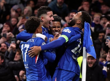 2-0. Estêvão celebra el segundo tanto con sus compañeros.