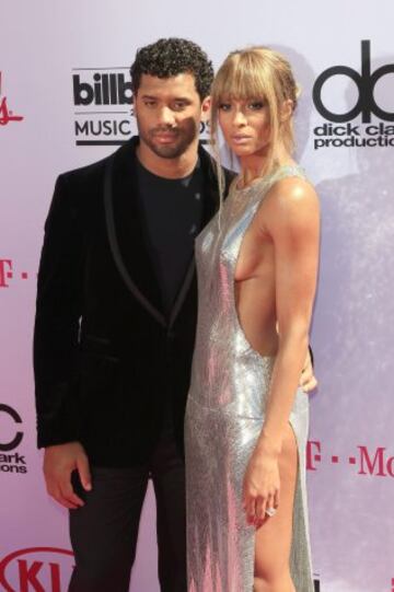 El quarterback de fútbol americano Russell Wilson y la cantante estadounidense Ciara posan para los fotógrafos a su llegada a la entrega de los premios Billboard de la música en el T-Mobile Arena de Las Vegas, Nevada (Estados Unidos) el 22 de mayo de 2016. EFE/Nina Prommer