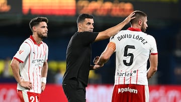 VILLARREAL (CASTELLÓN), 24/08/2025.- El entrenador del Girona, Michel, tras la derrota en el partido de LaLiga entre el Villarreal y el Girona, este domingo en el estadio de la Cerámica. EFE/ Andreu Esteban