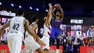 Basketball - Euroleague Final Four - FC Barcelona v Olimpia Milano - Lanxess Arena, Cologne, Germany - May 28, 2021 FC Barcelona&#039;s Cory Higgins scores a basket REUTERS/Thilo Schmuelgen
 