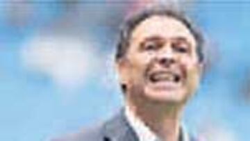 Caparrós renovó la pasada temporada hasta 2008, pero las continuas promesas incumplidas de Lendoiro le hicieron tomar la decisión de irse hace tiempo.