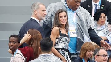 PARÍS (FRANCIA), 26/07/2024.- Los reyes de España Felipe VI y Letizia a su llegada a la tribuna de autoridades en la Plaza del Trocadero para asistir a la ceremonia de inauguración de los Juegos Olímpicos de París 2024, este viernes en la capital francesa. EFE/ Juanjo Martín