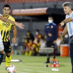 Renato Gaucho dirige a Gremio con la camiseta de Maradona