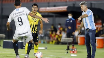 El t&eacute;cnico del equipo de Porto Alegre homenaje&oacute; al Diego vistiendo la albiceleste con su apellido a la espalda en el partido de Copa Libertadores.