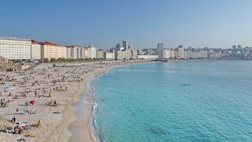 Situada en La Coruña, esta playa en forma de concha es una de las más famosas de nuestro país. Su paseo marítimo es uno de los centros turísticos de la ciudad y es una opción estupenda para pasar el día en familia.