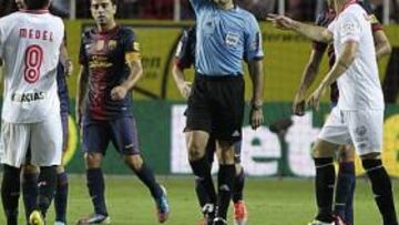 <b>ROJA INJUSTA. </b>Mateu Lahoz expulsa a Medel y con eso condicionó lo que ocurrió a partir de entonces en el partido del Pizjuán.