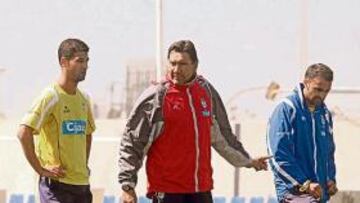 <b>NUEVA CHARLA. </b>Manolo Zambrano se runió ayer con los jugadores para tratar de enmendar los errores cometidos en La Romareda el pasado sábado.