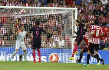 El centrocampista croata del F. C. Barcelona, Ivan Rakitic, cabecea el balón ante el guardameta del Athletic de Bilbao, Iraizoz, consiguiendo el primer gol del equipo blaugrana. 