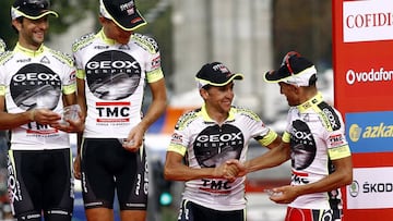 Carlos Sastre posa junto a Juanjo Cobo en el podio de la Vuelta a Espa&ntilde;a 2011 con el equipo Geox.