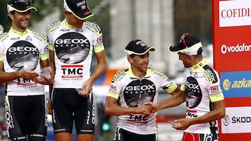 Carlos Sastre posa junto a Juanjo Cobo en el podio de la Vuelta a España 2011 con el equipo Geox.