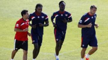 Derek Boateng se entrena junto a sus compa&ntilde;eros.