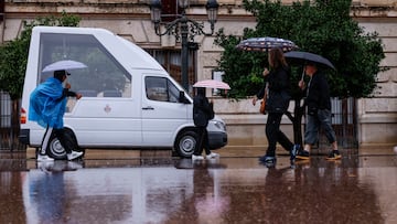 Varias personas con paraguas pasean junto al vehículo en el que e iba a poner la Senyera, a 9 de octubre de 2025, en Valencia, Comunidad Valenciana (España). La Agencia Estatal de Meteorología (AEMET) ha activado la alerta naranja por precipitaciones en Valencia lo que ha obligado al Ayuntamiento a suspender definitivamente la Procesión Cívica y la Senyera previstas para este 9 d'Octubre, Día de la Comunitat Valenciana.
09 OCTUBRE 2025
Rober Solsona / Europa Press
09/10/2025