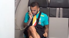 El divertido show de Dani Alves en el avión de Brasil al llegar a Tokio