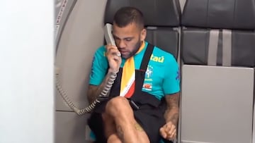 El show de Dani Alves en el avión de Brasil al llegar a Tokio que no dejó igual a nadie