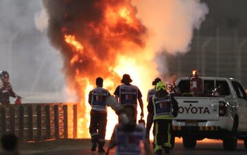 El monoplaza del piloto franc¨¦s se ha incendiado tras un fuerte impacto en la curva tres del Gran Premio de Bahr¨¦in. Romain Grosjean sali¨® por su propio pie del monoplaza. El accidente lleg¨® tras un cambio de direcci¨®n del piloto de Haas, en el que se ha tocado con el Alpha Tauri de Kvyat.